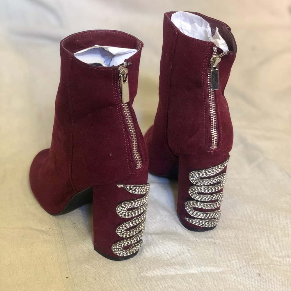 Gorgeous Gem Embezzled shoes size 9.5